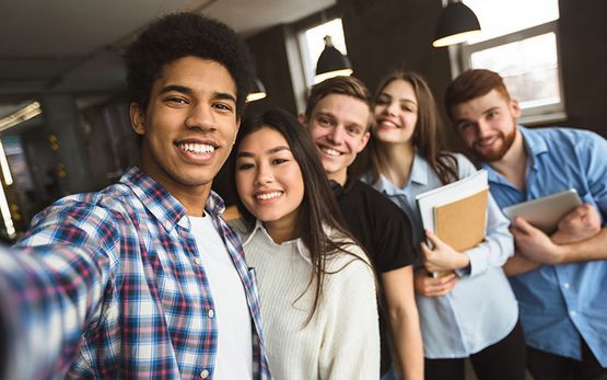 Fünf lächelnde Auslands-Studenten 