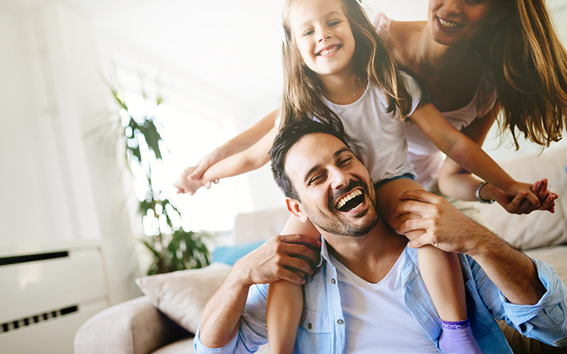 Glückliche Familie in Wohnzimmer