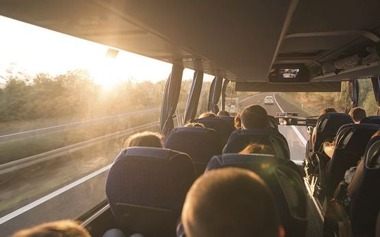 Innenaufnahme von Busfahrt während eines Sonnenuntergangs