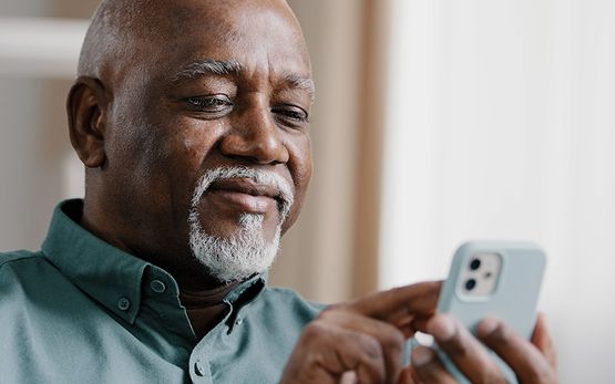 Älterer Mann bedient Smartphone